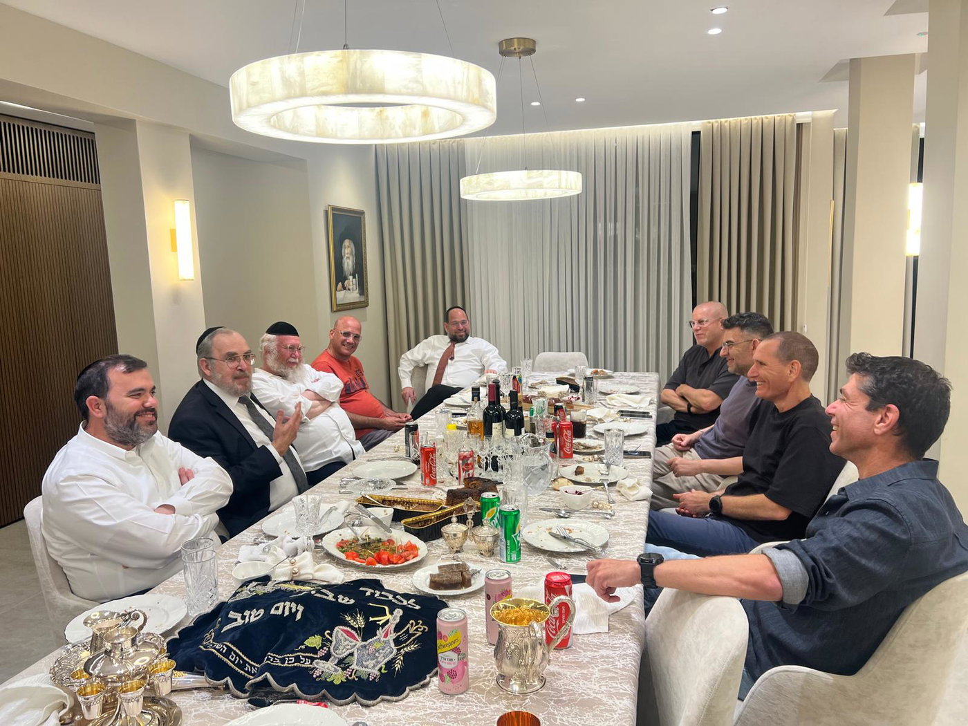 "גדולה לגימה שמקרבת" | ח"כ יעקב אשר בשיח פתוח ומכבד, בביתו של עו"ד רוני פאלוך