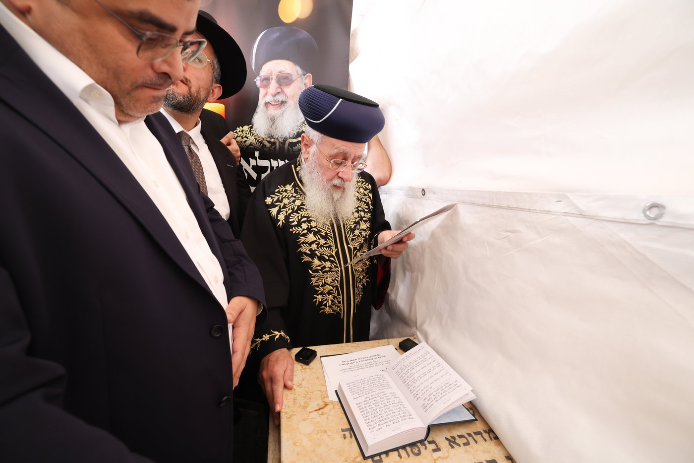 הראשל"צ הגר"י יוסף בציונו של מרן זצ"ל