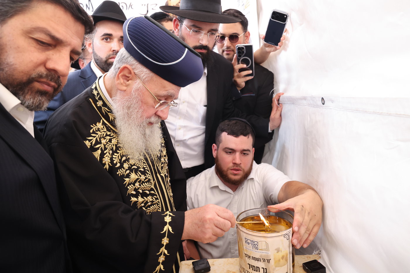 הראשל"צ הגר"י יוסף בציונו של מרן זצ"ל