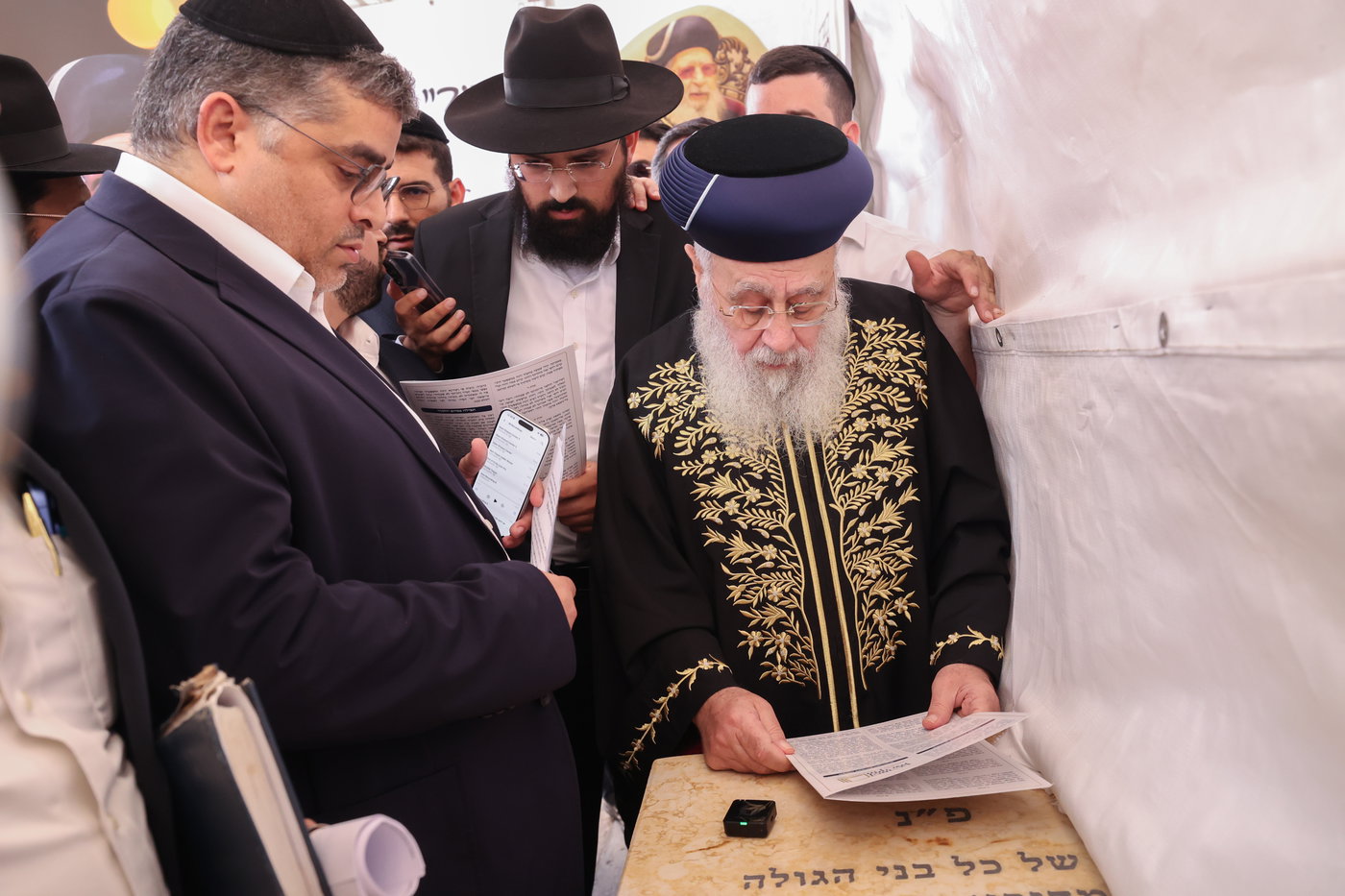 הראשל"צ הגר"י יוסף בציונו של מרן זצ"ל