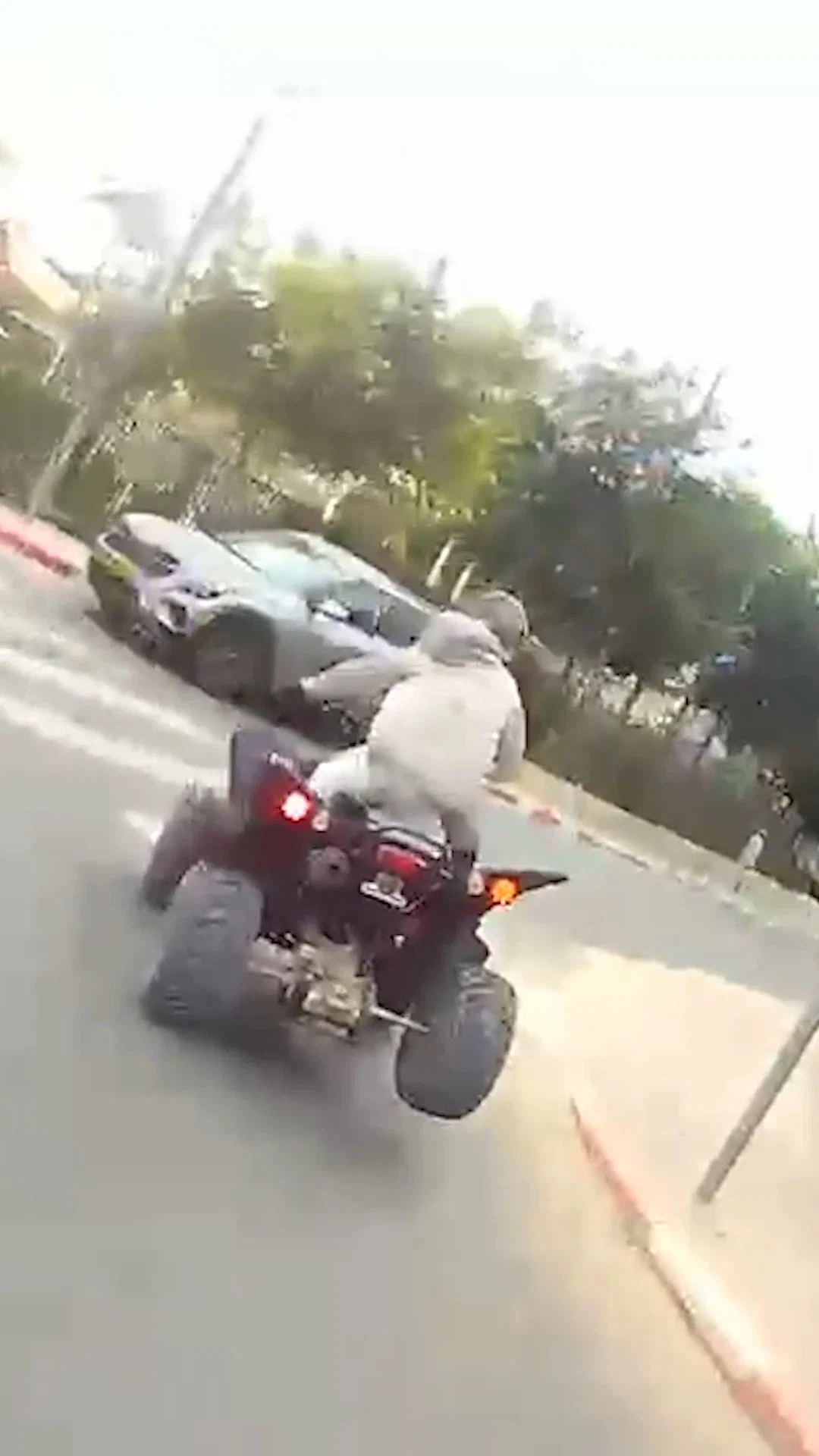 עף מעוצמת ההתנגשות: נהג טרקטורון נכנס ברכב במהלך מרדף דרמטי | צפו