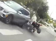 עף מעוצמת ההתנגשות: נהג טרקטורון נכנס ברכב במהלך מרדף דרמטי | צפו