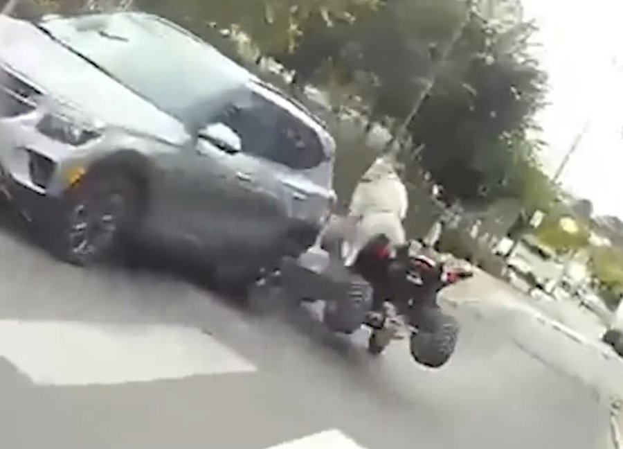 עף מעוצמת ההתנגשות: נהג טרקטורון נכנס ברכב במהלך מרדף דרמטי | צפו