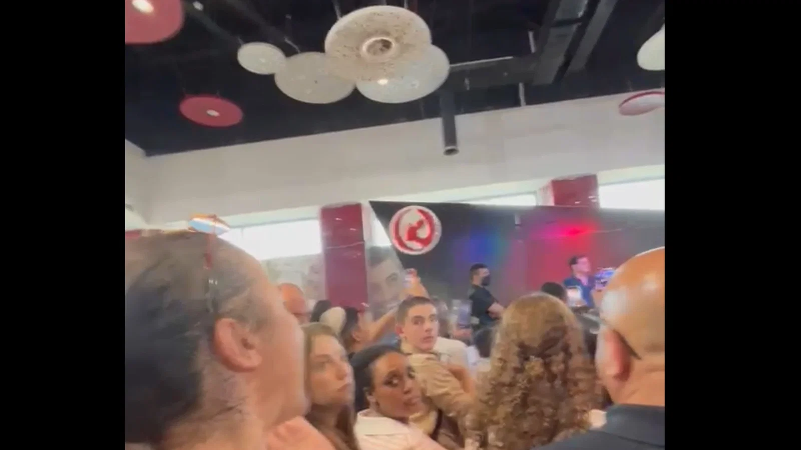 האם השכולה קיללה את נתניהו בקניון ותקפה קשות: "רצחת לי הילד"