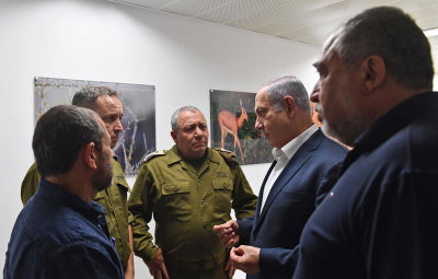 בימים אחרים: רה"מ נתניהו, שר הביטחון ליברמן והרמטכ"ל איזנקוט