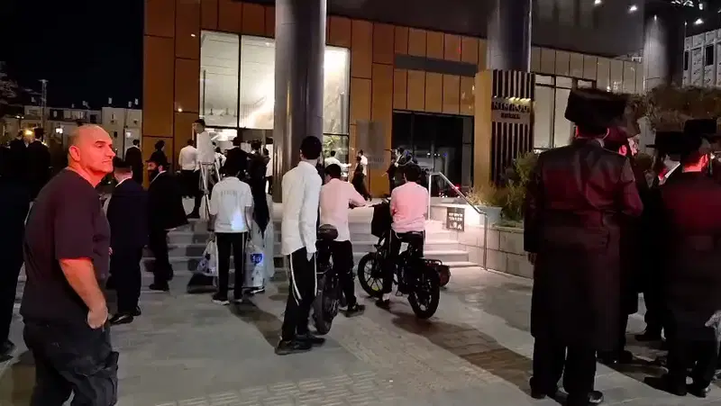מהומה בבני ברק: מפגינים ניסו לפרוץ לבסיס של חיילים חרדים | צפו