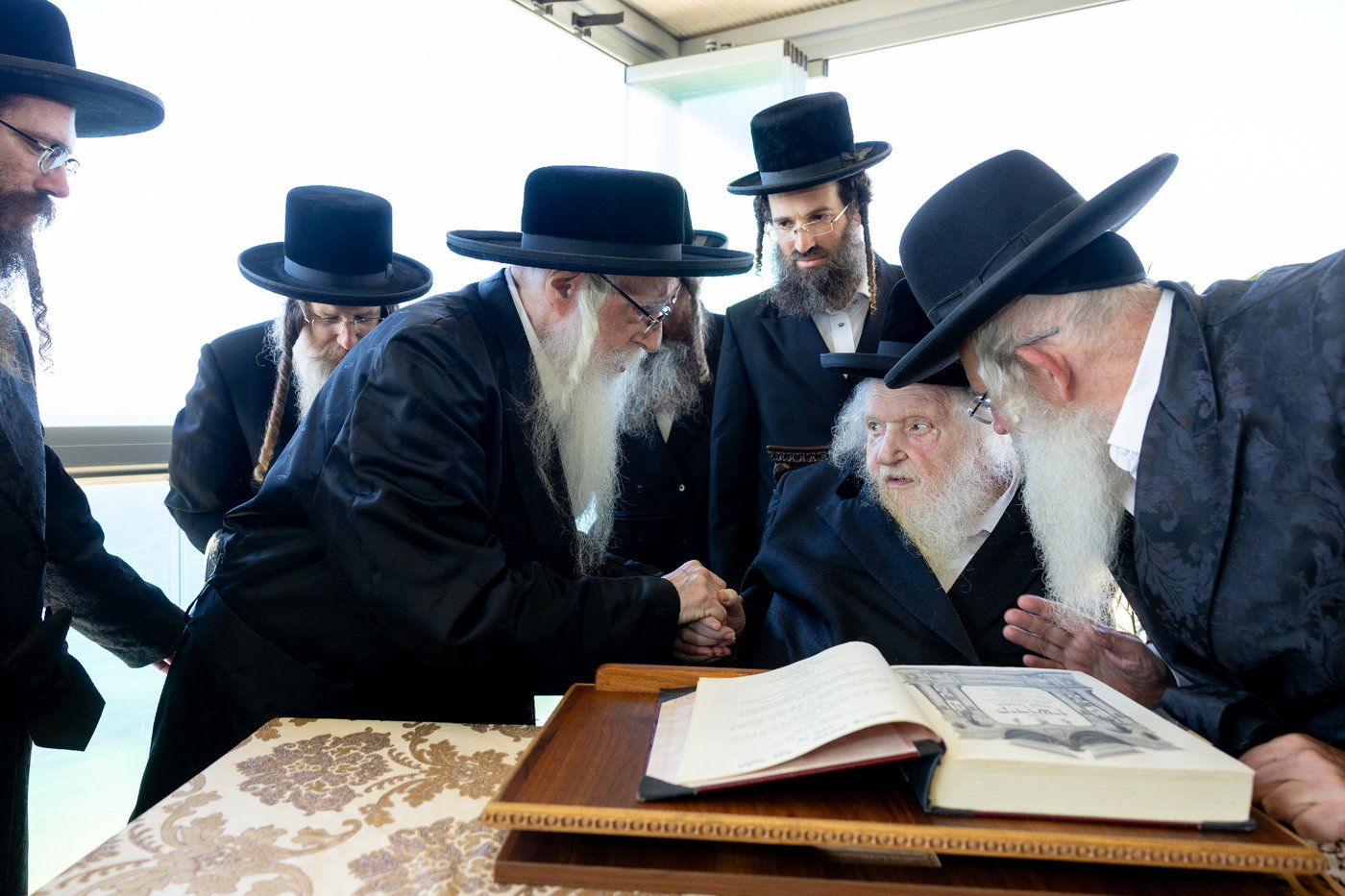 האדמו"ר מצאנז בביקור אצל הגר"מ שטרנבוך
