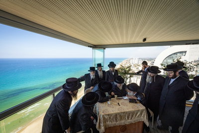 האדמו"ר מצאנז בביקור אצל הגר"מ שטרנבוך