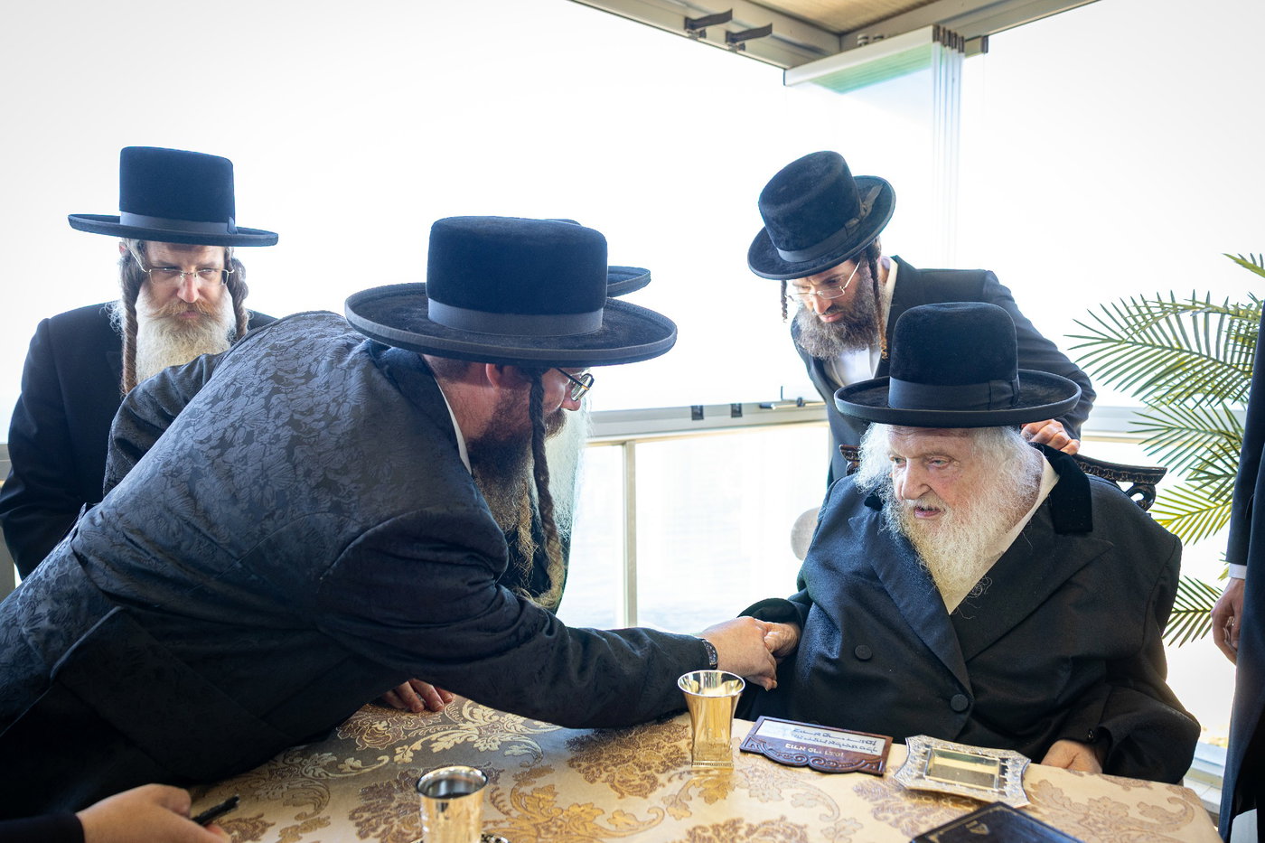 האדמו"ר מצאנז בביקור אצל הגר"מ שטרנבוך