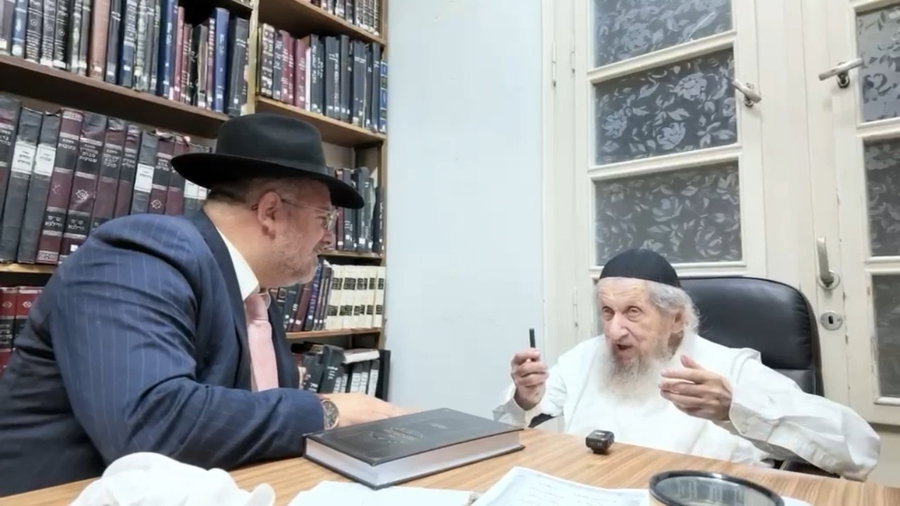 הרב רפאל מנת מציג את השאלה של השוחטים בפני הגר"ד לנדו