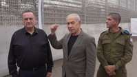 מהירמוך ועד אילת: נתניהו עמד עם חליפה אפורה - והצביע על קיר הבטון  