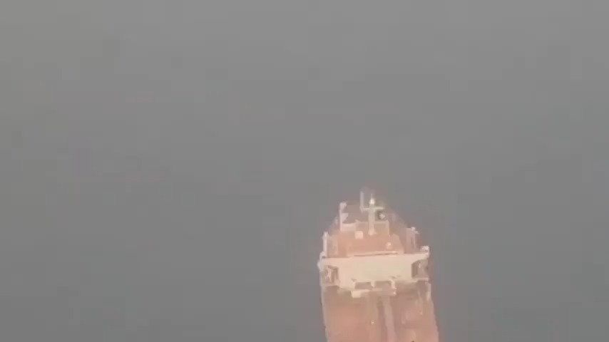יורים במה שזז: תיעוד מהתופת והספינות שטובעות במצר הורמוז