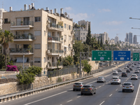 בניין על כביש מהיר