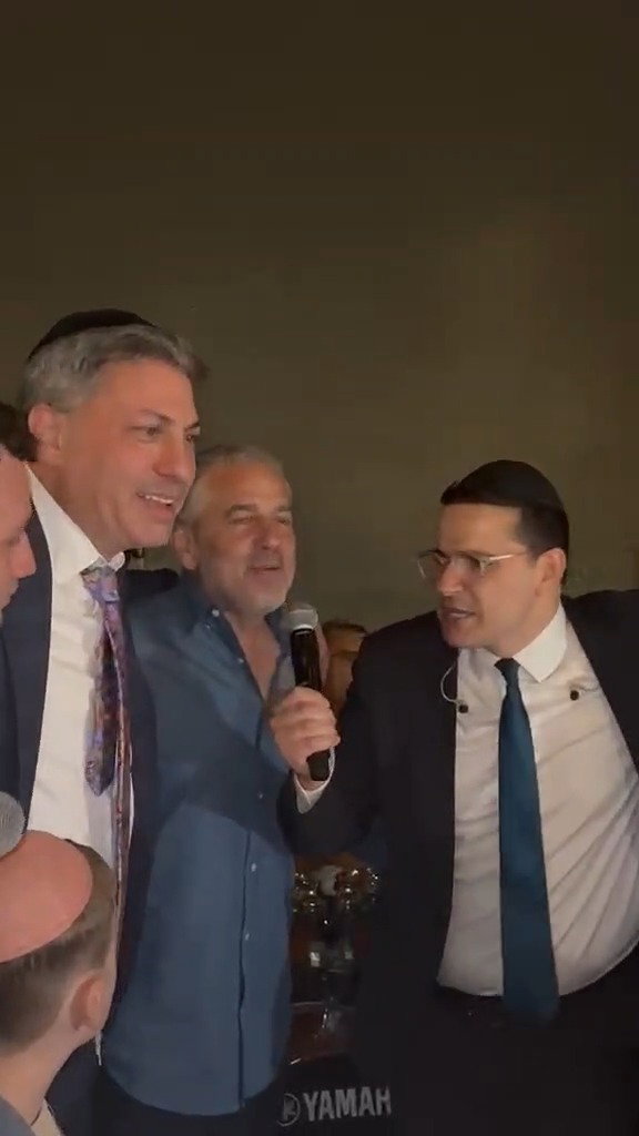 ינון מגל בביצוע מרגש לשיר "שערי שמים פתח"