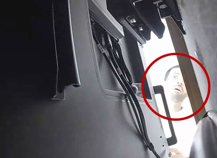 ריגול בענקית הבינה המלאכותית: מהנדס הטמין מכשיר הקלטה בחדר הישיבות