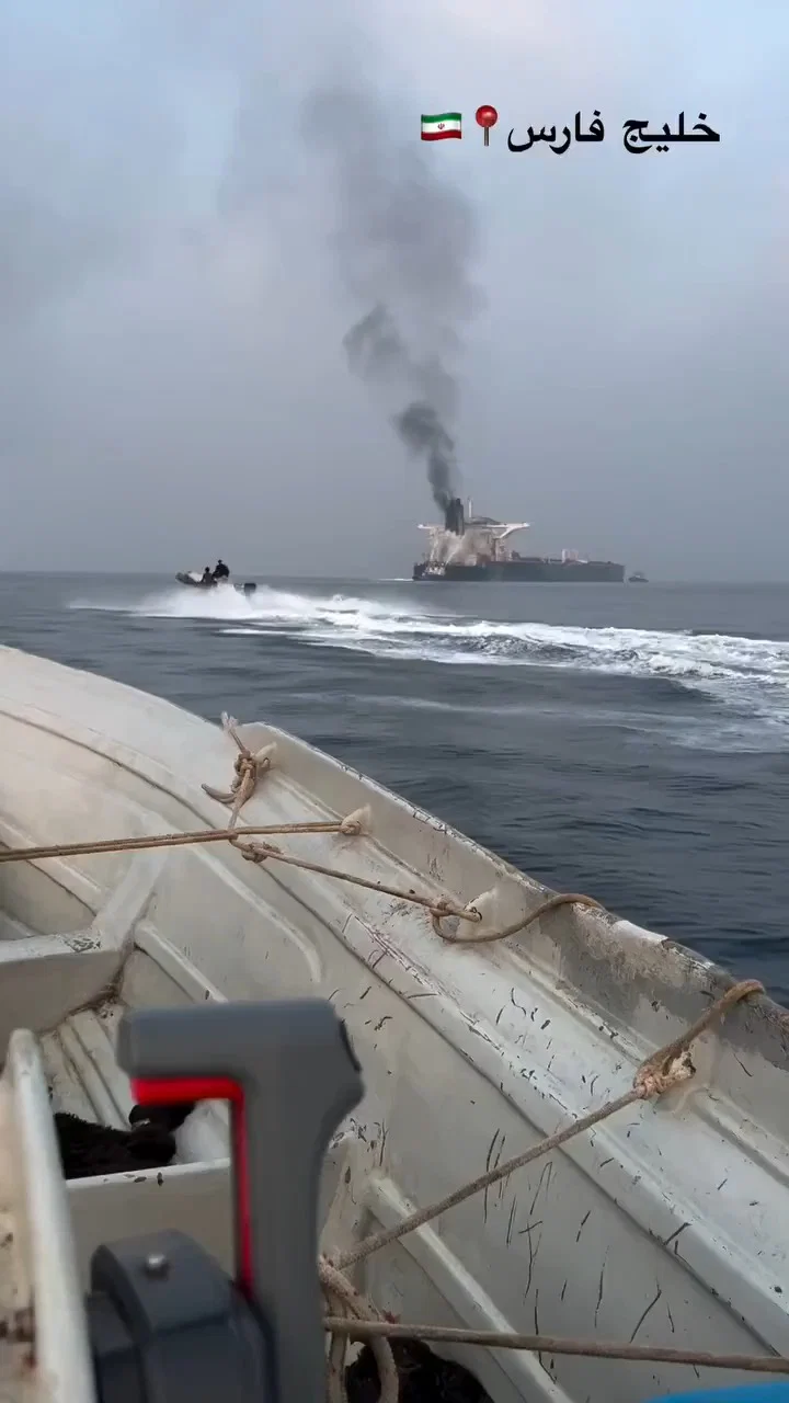 יורים במה שזז: תיעוד מהתופת והספינות שטובעות במצר הורמוז