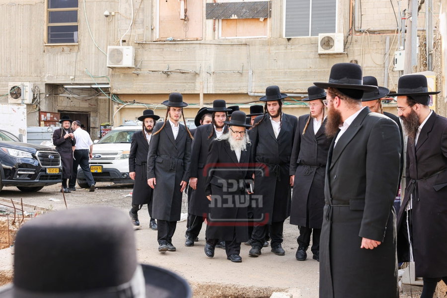 האדמו"ר מאמשינוב בתפילה בבית העלמין בב"ב