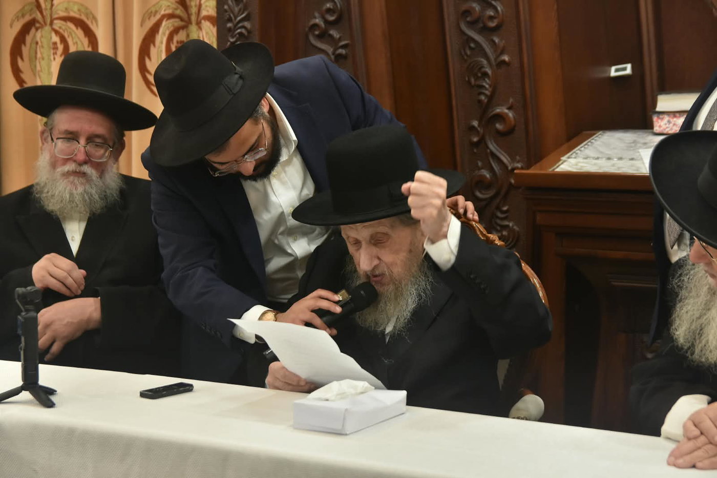 הגר"ד לנדו במעמד