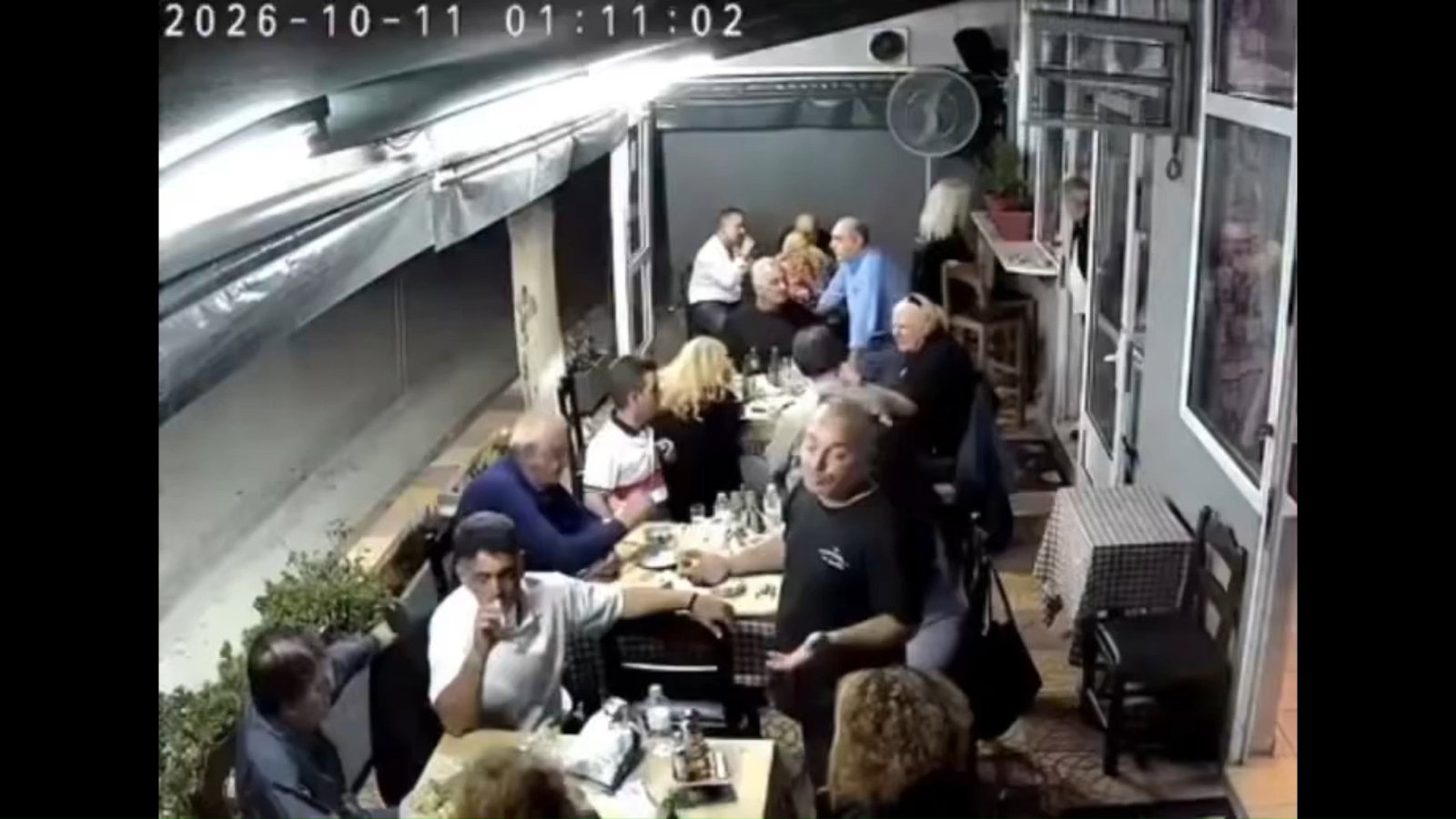 נכנס ישירות במסעדה: נהג שיכור איבד שליטה על רכבו לעיני המצלמות | צפו