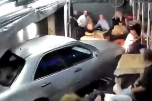 נכנס ישירות במסעדה: נהג שיכור איבד שליטה על רכבו לעיני המצלמות | צפו