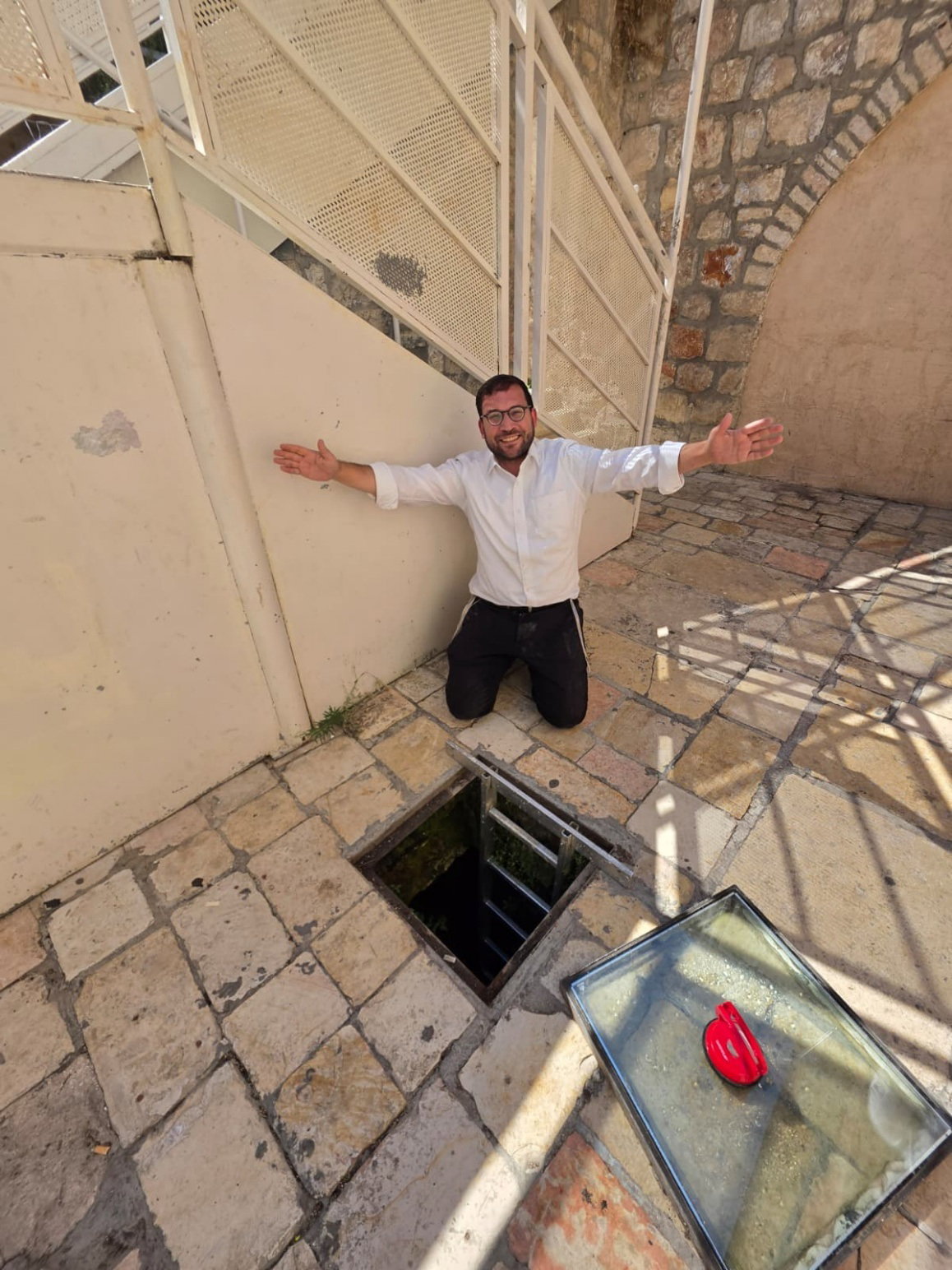 בור המים העתיק ממנו לגמו מים גאוני תנועת המוסר בחצר שטרויס