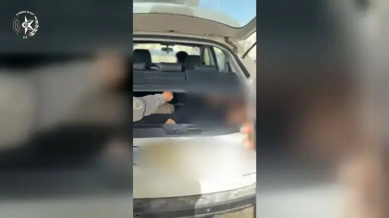 השוטרים פתחו את תא המטען של הרכב וגילו שב"חים | צפו ברגע התפיסה