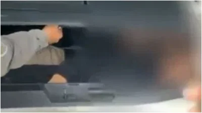 השוטרים פתחו את תא המטען של הרכב וגילו שב"חים | צפו ברגע התפיסה