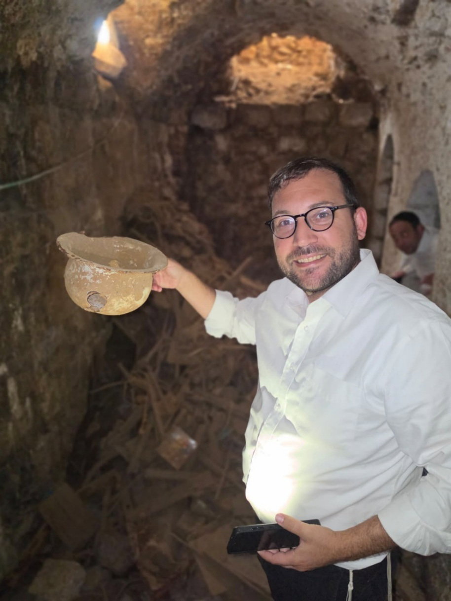כובע עתיק שנמצא במעמקי מרתף חצר שטרויס