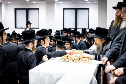 האדמו"ר מבאבוב 45 בפתיחת הזמן
