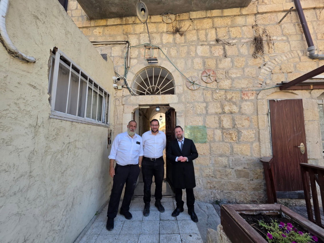 הגאון רבי משה פרידמן ראש ישיבת נתיבות אהרן, כותב השורות ישראל שפירא, ור' עודד לוי הי"ו בפתח חצר שטרויס