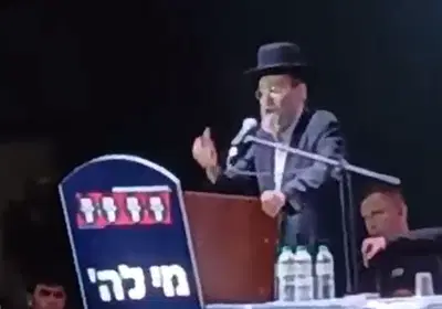 "יש אחד עם כיפה סרוגה": המתקפה של גפני על בנט לעיני אלפי איש | צפו