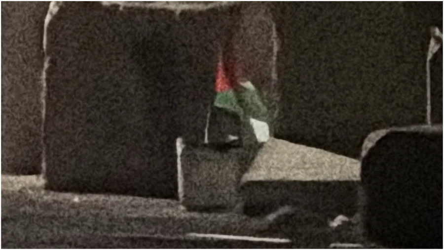 מטען הדמה שהונח כשלצידו דגל אש"ף