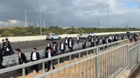 המחאה הוקדמה לשעות הבוקר: פלג הרצ"פניקים חוסמים את כביש 4 באזור מחלף גן יבנה | תיעוד