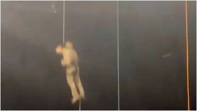 קשה לצפייה: חייל אמריקאי נהרג בתאונת רפלינג מזעזעת לפני משחק כדורגל - מול אלפי צופים 