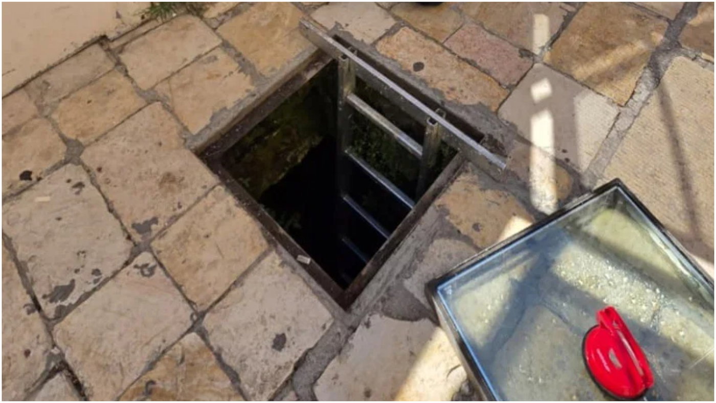 בור המים העתיק ממנו לגמו מים גאוני תנועת המוסר בחצר שטרויס