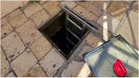 בור המים העתיק ממנו לגמו מים גאוני תנועת המוסר בחצר שטרויס