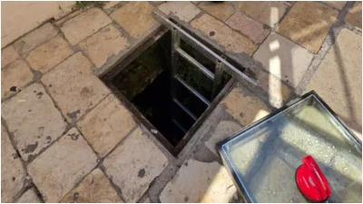 בור המים העתיק ממנו לגמו מים גאוני תנועת המוסר בחצר שטרויס