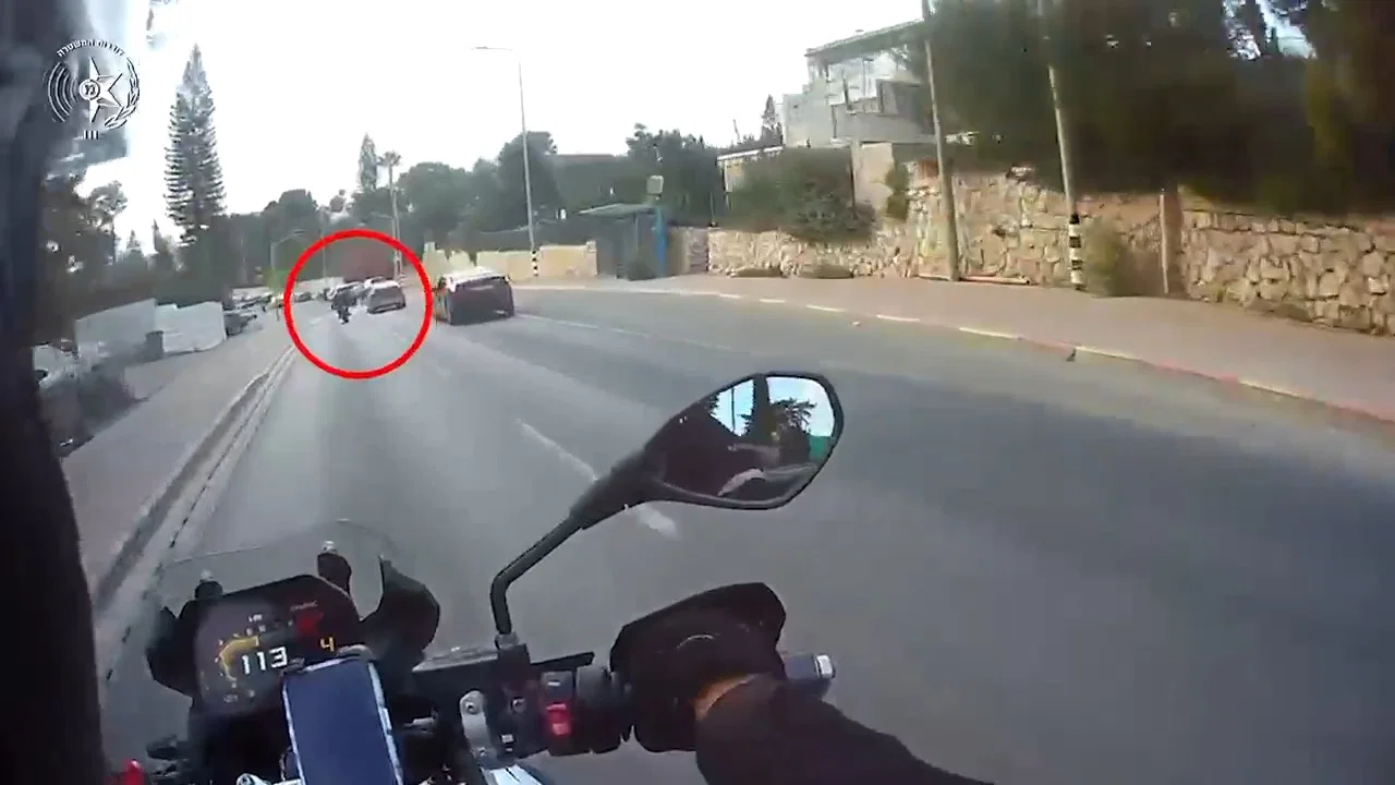 14 דקות של מרדף: כך נתפס רוכב האופנוע המשופר | צפו בדרמה