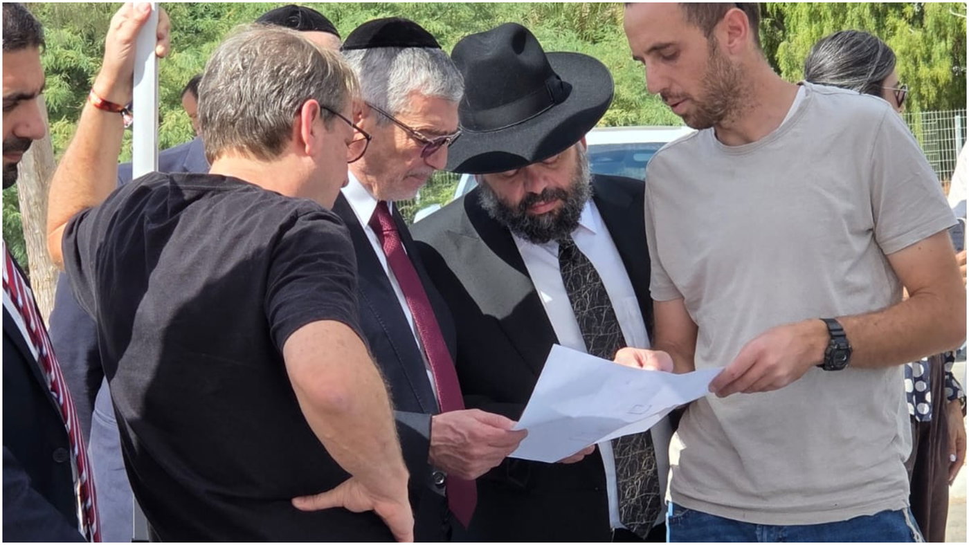 המנכ"ל והרב במקום בו יוקם המקווה