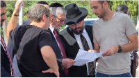 המנכ"ל והרב במקום בו יוקם המקווה