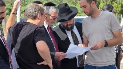 המנכ"ל והרב במקום בו יוקם המקווה