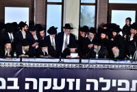 מצטופפים להיראות מאחורי הרבנים | אילוסטרציה