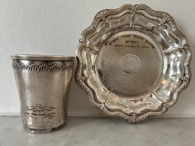 הגביע הקדוש של הבבא סאלי יוצא ממעון קדשו: מי יזכה להחזיק בכוס הקידוש של הצדיק?