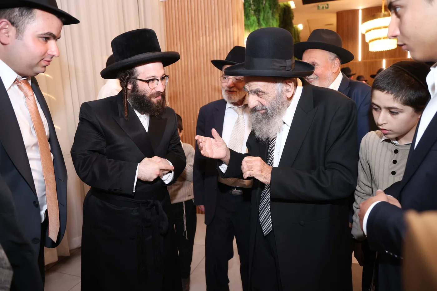 בן האדמו"ר מביאלה ב"ב בשמחת נישואי נכד הגר"מ צדקה