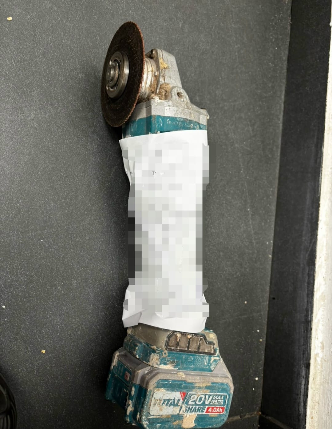 תיעוד: פרץ לדירה כשבעלת הבית ישנה, שבר כוס במטבח וברח עם האשראי