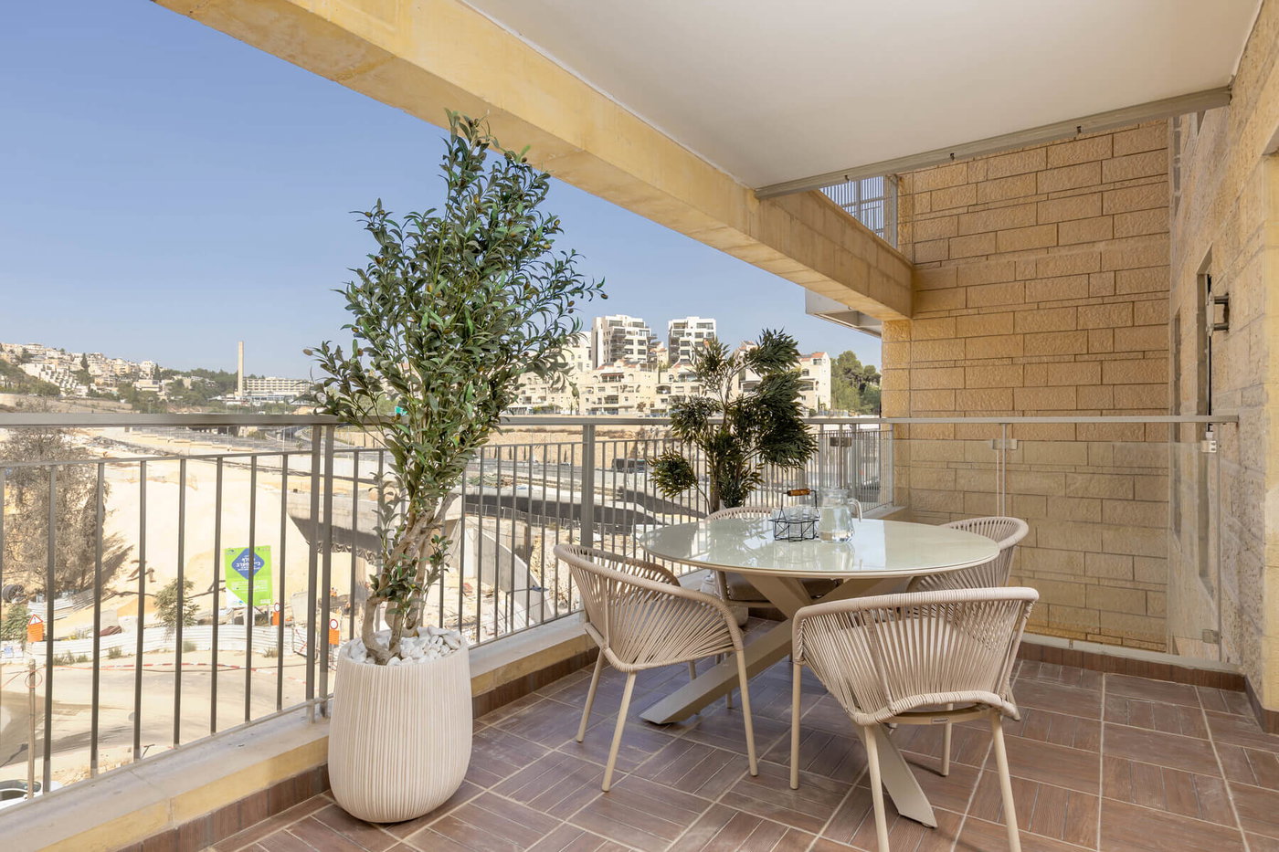 הדירה המוגרלת השנה ממוקמת בפרויקט "לב העיר" המפורסם בשכונת גבעת מרדכי בירושלים - דירה חדשה מקבלן, עם מרפסת גדולה