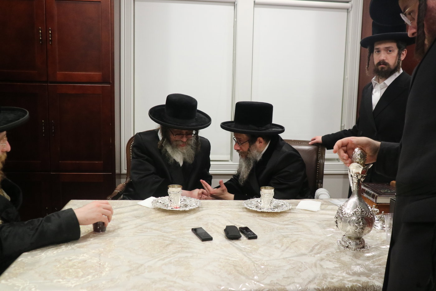 האדמו"ר מקרעטשניף סיגעט בביקור אצל האדמו"ר מסקולען לייקווד