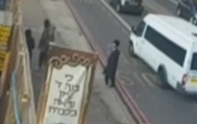אימה בלונדון: אגרופים בפני נשים חרדיות - אחת מהן צעדה עם עגלת תינוק | צפו
