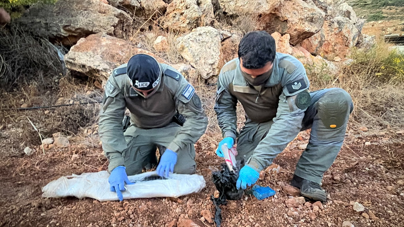 פשיטת ענק בצפון: מצבור האמל"ח והסמים של ארגון 'אבו לטיף' נחשף בשטח פתוח