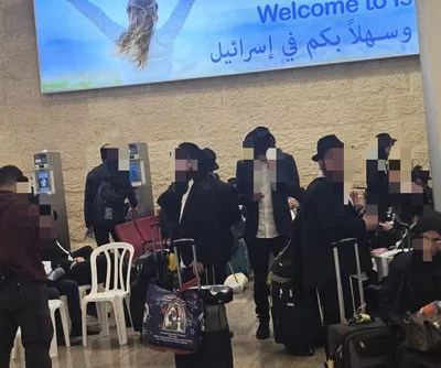 עשרות בחורי ישיבה חסידי חב"ד נעצרו יחד בנתב"ג; המשפחות ממתינות בטרמינל